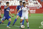 Fran García presiona al jugador del Albacete Fuster. LALIGA
