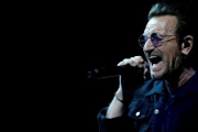 El líder de U2, Bono, durante un concierto de la banda en California, el pasado mes de mayo.-MARIO ANZUONI (REUTERS)