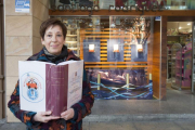 Pilar Alonso Castro muestra su voluminosa tesis doctoral, animada con ilustraciones de la propia editorial, en la puerta de la librería de la Plaza Mayor.-Raúl Ochoa