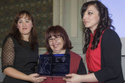 Luz Martínez, en el centro, recibió el premio Colectivo 8 de Marzo.-SANTI OTERO