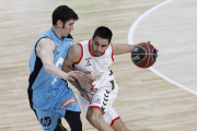 Álex López trata de subir el balón ante la oposición de Brizuela-ACBPHOTO / E. CANDEL