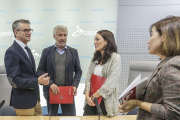 El presidente y la directora general de Fundación Cajacírculo, con el director de Cáritas. SANTI OTERO