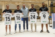 Michu, flanqueado por los nuevos jugadores del Burgos CF. SANTI OTERO