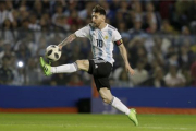 Messi controlando el balón en el amistoso del miércoles frente a Haití en la Bombonera-AP
