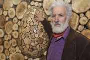 El artista local posa junto a una de sus instalaciones en madera.-SANTI OTERO