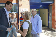 Ibañez conversa con representantes de la plataforma por el nuevo centro de salud de García Lorca.-RAÚL G. OCHOA