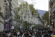 Una calle adornada con diseños de Navidad en Barcelona.-