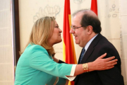 El presidente de la Junta, Juan Vicente Herrera, felicita a Pilar del Olmo tras tomar posesión como consejera de Hacienda-Ical