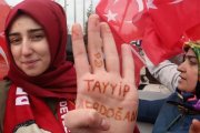 Seguidores de Erdogan esperan su llegada en el aeropuerto de Ankara.-REUTERS