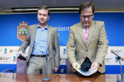 El alcalde, Javier Lacalle, con el edil de Hacienda, Salvador de Foronda.-RAÚL G. OCHOA