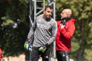 Calero y el guardameta Alfonso Herrero en el último entrenamiento de la temporada 2021/2022. BURGOS CF
