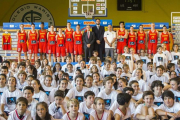 La selección española femenina de baloncesto posa con niños y niñas de Madrid.-MÁXIMO GARCÍA DE LA PAZ