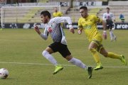 David Martín, uno de los jugadores más incisivos del Burgos CF en el primer acto se zafa del marcaje del atacante del Atrio Bupolsa  Álvaro-Raúl G. Ochoa