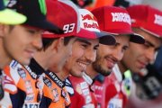 Jorge Lorenzo, entre Marc Márquez y Andrea Dovizioso, en la presentación del Mundial, en Catar.-ALEJANDRO CERESUELA