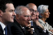 De izquierda a derecha los ministros George Osborne (Reino Unido), Wolfgang Schaeuble (Alemania), Michel Sapin (Francia), Luis de Guindos (España) y la directora del FMI, Christine Lagarde, el jueves en Washington.-