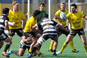 Nico Herreros transmite al oval a Feta Casteglioni en el encuentro ante El Salvador disputado en San Amaro. TOMÁS ALONSO