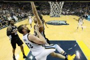 Marc y Pau Gasol, en una de las acciones del espectacular pulso vivido en Memphis-MIKE BROWN