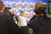 Ernesto Valverde se acomoda, hoy, en la sala de prensa de la Ciutat Esportiva Joan Gamper.-EMILIO PÉREZ DE ROZAS
