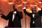 Donald Trump al lado de Joseph Cinque durante la celebración de año nuevo, en la mansión Mar-a-Lago en Florida. 01 de enero del 2017. Imagen capturada del video publicado por el diario local Palm Beach Daily News.-Palm Beach Daily News