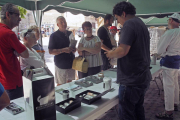 Varias personas en uno de los puestos en los que se vende sal, ayer en la feria de Poza.-G. G.