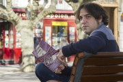 Sergio Izquierdo, guionista del cómic 'Memorias del hombre pájaro' . ISRAEL L. MURILLO