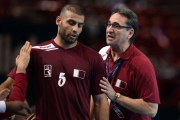El seleccionar de Catar, el español Valero Rivera, con Mustafa Alsaltialkrad, en una foto de archivo.-Foto: LIONEL BONAVENTURE / AFP