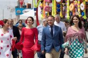 La líder de Ciudadanos en Cataluña, Inés Arrimadas (2i), junto al presidente de la Federación de Entidades Culturales Andaluzas en Cataluña (FECAC), Daniel Sainero, y las diputadas Lorena Roldán (1d), y Sonia Sierra, en su visita a la Feria de Abril.-MARTA PEREZ (EFE)