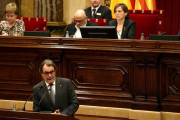 Artur Mas, este jueves, en el pleno de investidura. Tras él, los miembros de la Mesa.-EFE / TONI ALBIR