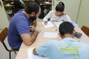 Una parte del tiempo, niños y jóvenes la dedican a hacer sus tareas y trabajos escolares.-RAUL G. OCHOA