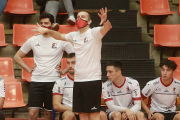 Nacho González da instrucciones a sus jugadores. RAÚL G. OCHOA