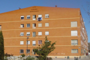 La administración tapará el butrón que un vecino hizo en uno de los pisos para acceder a una de las viviendas tapidas y fabricar droga.-L. V.