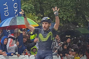 Carlos Barbero entra triunfador en la meta del Circuito de Getxo.-@Mertxe_Beriain
