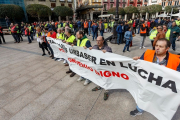 Movilización de trabajadores de Urbaser, el 14 de marzo, en la Plaza Mayor de Burgos. SANTI OTERO