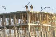 Dos obreros realizan su trabajo en la construcción de un edificio.-ISRAEL L. MURILLO