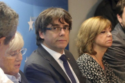Carles Puigdemont, en el Centro de Prensa de Bruselas, junto a varios exconsellers-/ OLIVIER MATTHYS (AP)