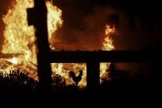 Los bomberos lograron extinguir las llamas aproximadamente en una hora y acceder a la vivienda.-EPA ANA-MPA