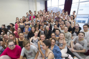 Un buen grupo de alumnos de los grados Elemental y Profesional rodean a Ana Laguna.-Israel L. Murillo