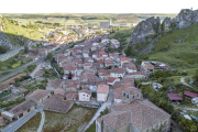 Vista aérea de Pancorbo, villa rodeada  por un envidiable entorno natural.-ISRAEL L. MURILLO