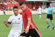 Yanis golpea un balón en el choque frente al Sporting B-Alfonso G. Mardones