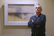 Rafa Mediavilla, junto a una de las obras en las que evoca su paisaje de la infancia en tierras del Arlanza.-Raúl Ochoa
