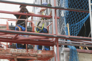 Unos obreros trabajan en la obra de un edificio.-ISRAEL L. MURILLO