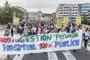 Uno de los grupos de manifestantes a su paso por el Puente San Pablo.-SANTI OTERO