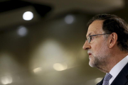 El presidente del Gobierno en funciones, Mariano Rajoy, durante la rueda de prensa que ha ofrecido esta tarde en el Palacio de la Moncloa de Madrid, tras la reunión que ha mantenido con el Rey.-EFE. JuanJo Martin