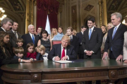 Trump firma sus primeros decretos.-AFP / J Scott Applewhite