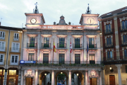 La Casa Consistorial se iluminó esta noche como homenaje a los donantes de sangre. RAÚL OCHOA