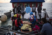 Inmigrantes, en el pesquero Nuestra Madre de Loreto, el pasado 30 de noviembre.-AP