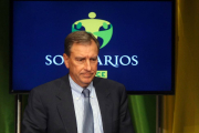 El consejero de Educación, Juan José Mateos, recoge el premio al estamento de la administración pública se otorga a a la Consejería de Educación de la Junta en los Premios Solidarios Once Castilla y León-Ical
