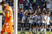 Los jugadores celebran el gol de penalti anotado por Bermejo. SANTI OTERO