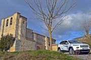 El Jeep Cherokee se muestra rotundo, firme en el camino como la iglesia de Miñón, en cuyo entorno se realizó la prueba.-HÉCTOR FUSTEL