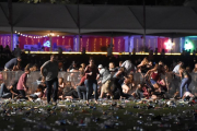 Decenas de personas corren tras el tiroteo en el festival Route 91 Harvest, este domingo en Las Vegas.-AFP / DAVID BECKER